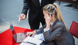¿Qué es el acoso laboral? Cómo identificar sus señales y saber qué hacer