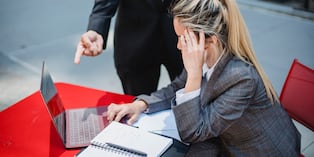 Cuando en un equipo se normalizan frases como “así es el jefe” o “mejor no te metas”, puede instalarse una cultura de silencio. Foto: Pexels.