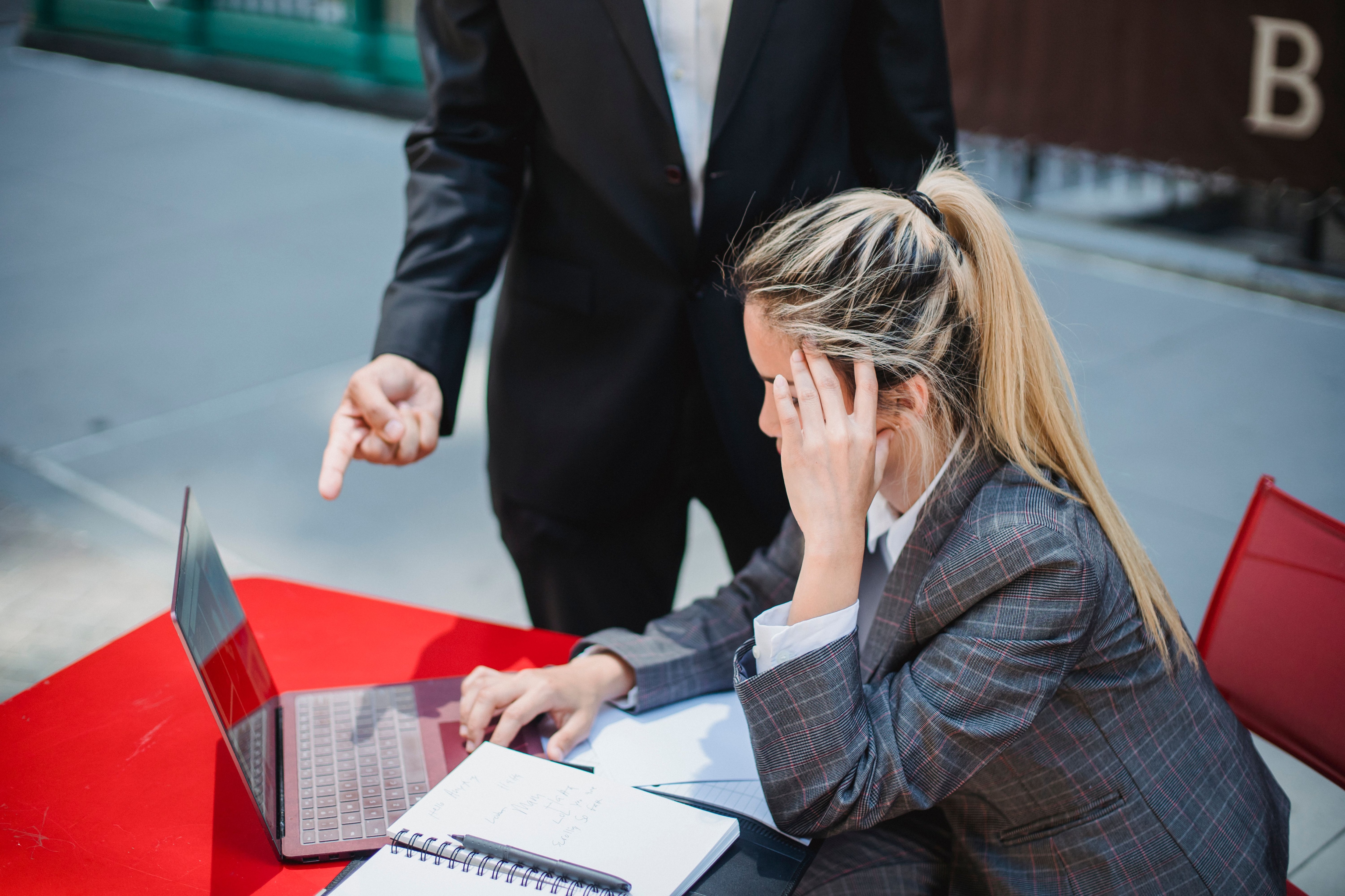 Cuando en un equipo se normalizan frases como “así es el jefe” o “mejor no te metas”, puede instalarse una cultura de silencio. Foto: Pexels.