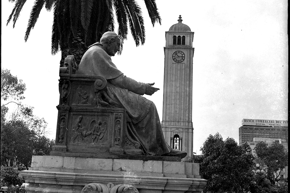 Dicha Torre iba a ser ubicada en el Parque de la Exposición en un principio, pero luego se decidió colocarla en el famoso Parque Universitario, como parte de su valor cultural.