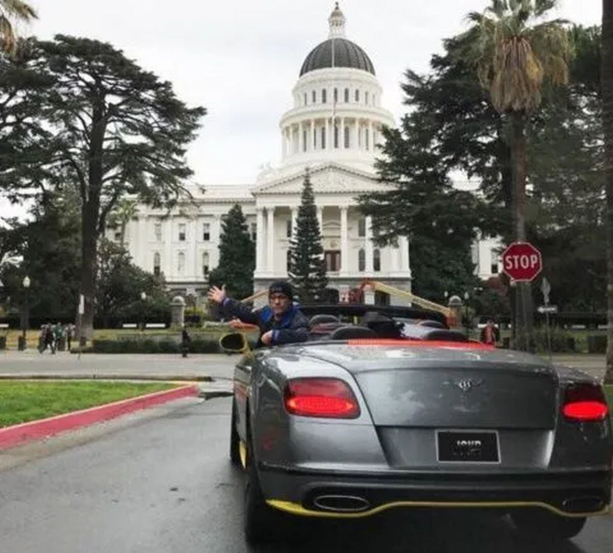 Conduciendo su Bentley Continental (Foto: tork.news)