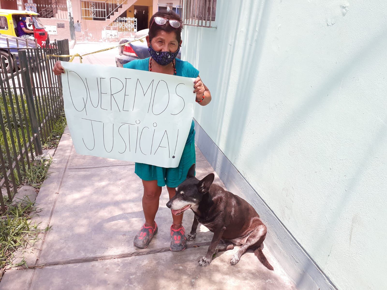 A golpes e insultos, los indignados familiares y amigos de la madre de familia Guadalupe Sandra Vásquez Corzo (36), asesinada a manos de su pareja Edwin Tapia Montalvan (42), atacaron a la madre de este sujeto por decir que su hijo era solo amigo de la joven asesinada. (foto TROME)