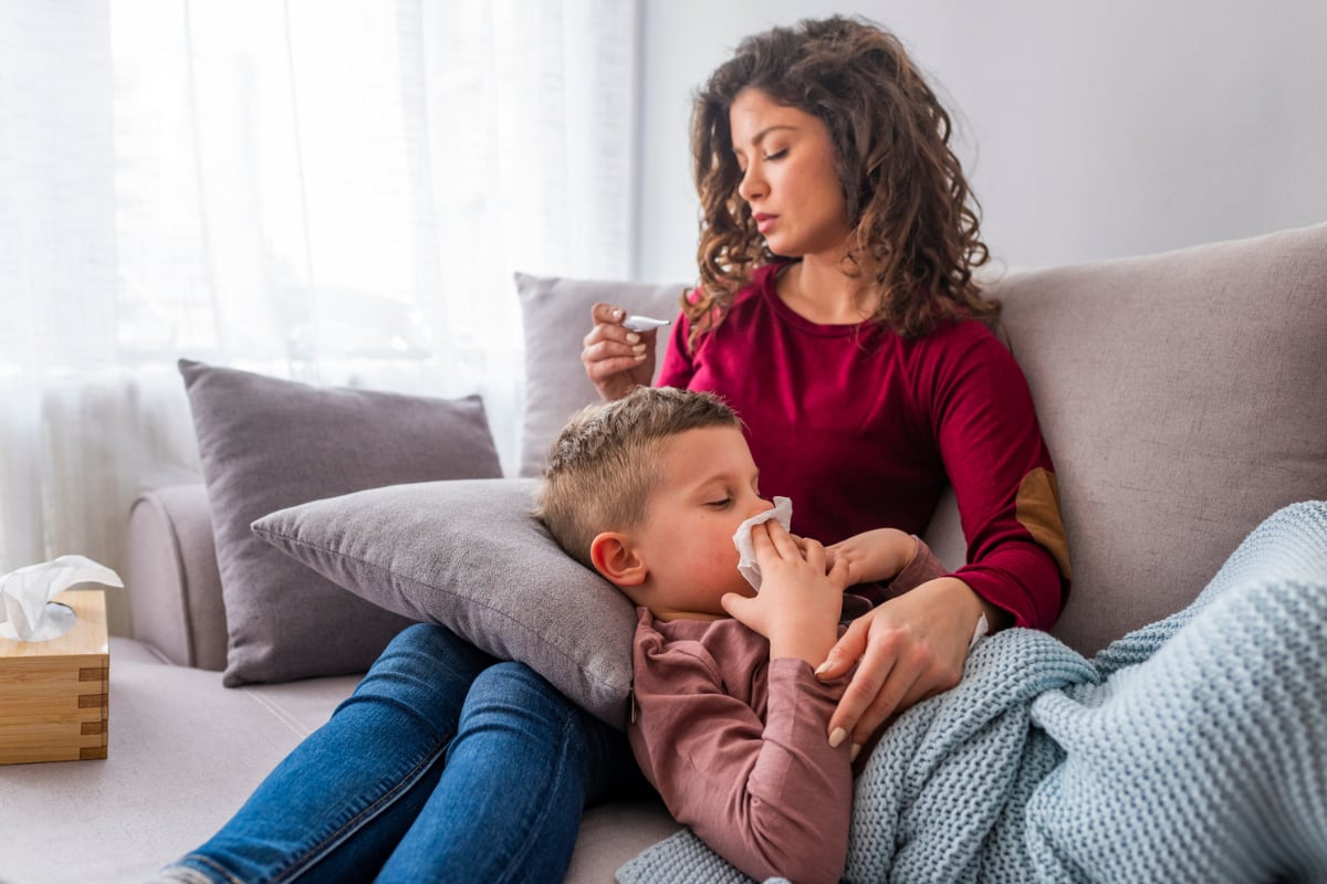 ¿Tu hijo se resfría una y otra vez? Conoce cuántas veces al año puede enfermarse un niño sin que sea una señal de alerta. Foto: Istock.