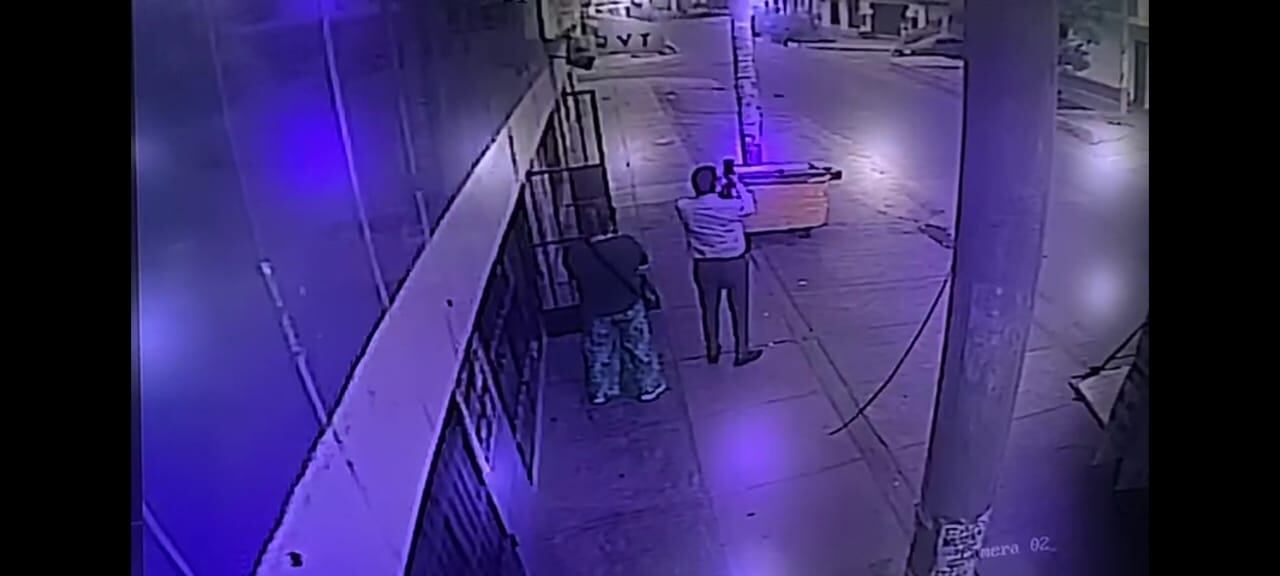 Él se percató que era vigilado por desconocidos y los grabó con su celular.