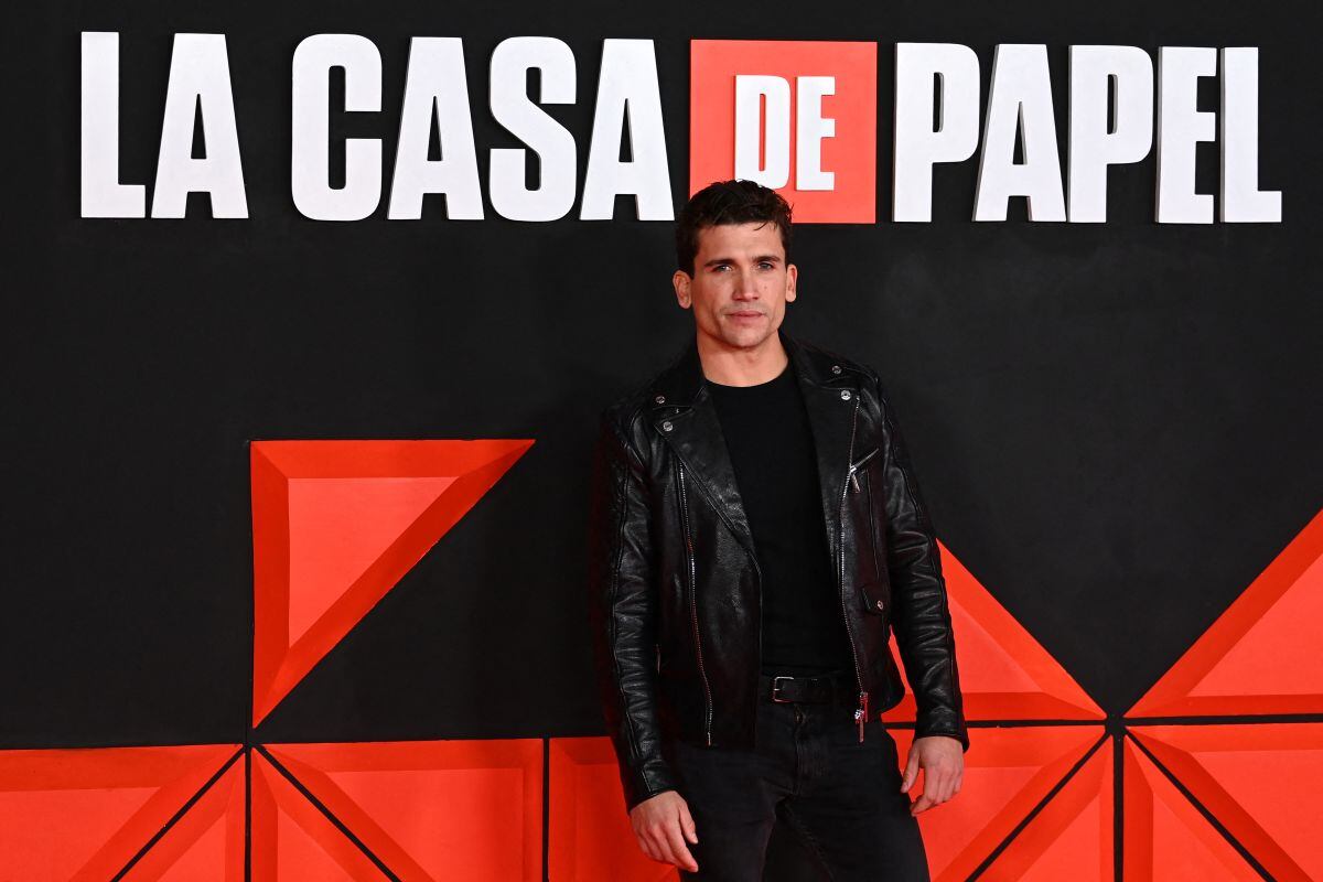 Jaime Lorente posando para los fotógrafos en presentación de la serie "La casa de papel 5" en el estadio Palacio Vistalegre de Madrid el 30 de noviembre de 2021 (Foto: AFP)