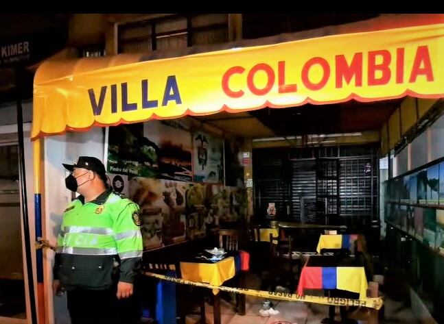 Policía llegó al restaurante de comida colombiana para recoger posibles huellas de los asaltantes.