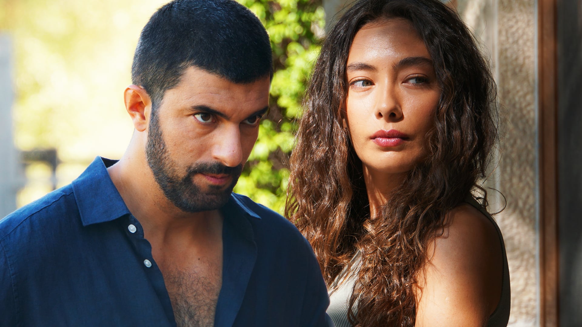 En el final de la segunda temporada de “La hija del embajador” vemos que Nare decide alejarse de Sancar y Melek (Foto: Inter Medya)