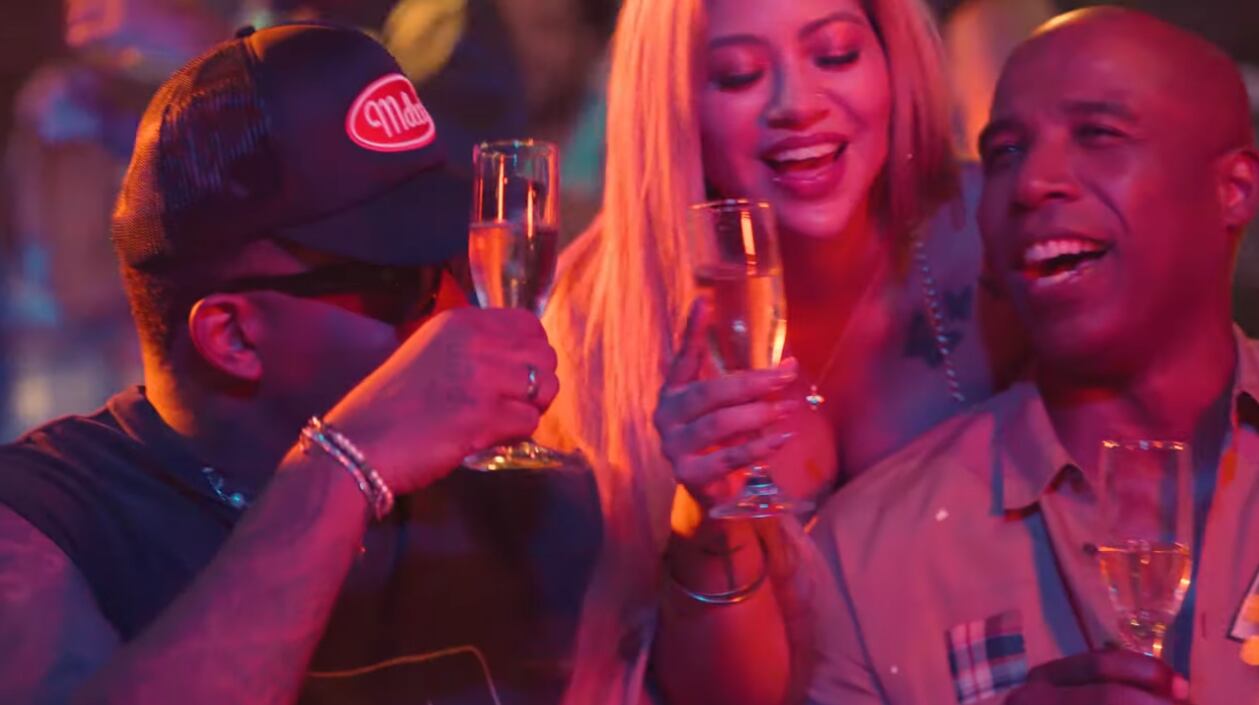 Jefferson Farfán y Cuto Guadalupe en videoclip de salsa.