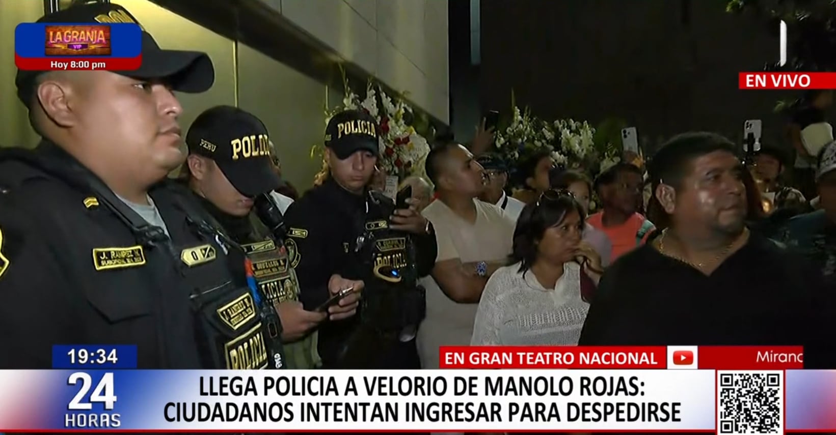 Seguidores de Manolo Rojas quisieron entrar al velatorio cuando ya se había cerrado la puerta.