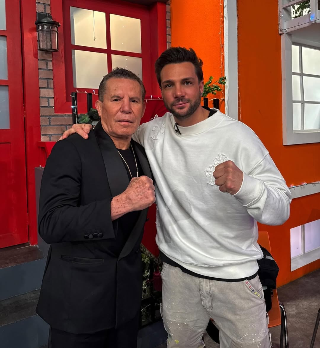 Nicola Porcella al lado del César del Boxeo, Julio César Chávez. (@nicolaporcella12)