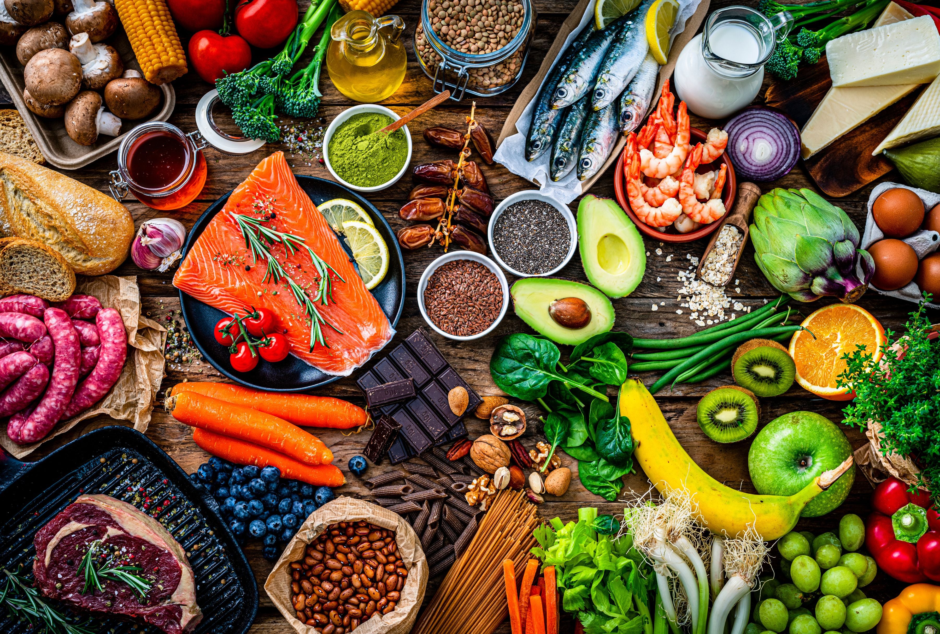 Una dieta rica en frutas, verduras, cereales, nueces, legumbres y lácteos bajos en grasas puede ayudar a tener una mejor vejez. (Foto: fcafotodigital / iStock)