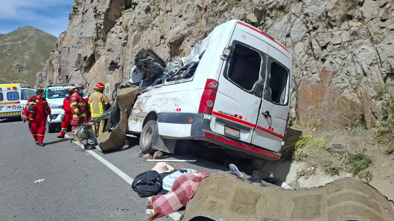 Lamentable accidente en la vía Arequipa-Juliaca. (@photo.gec)
