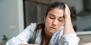 Si reaccionas con irritabilidad ante cualquier cosa o te sientes más sensible de lo normal, quizá no sea casualidad. El cansancio influye en la forma en que expresamos nuestras emociones. Foto: Istock