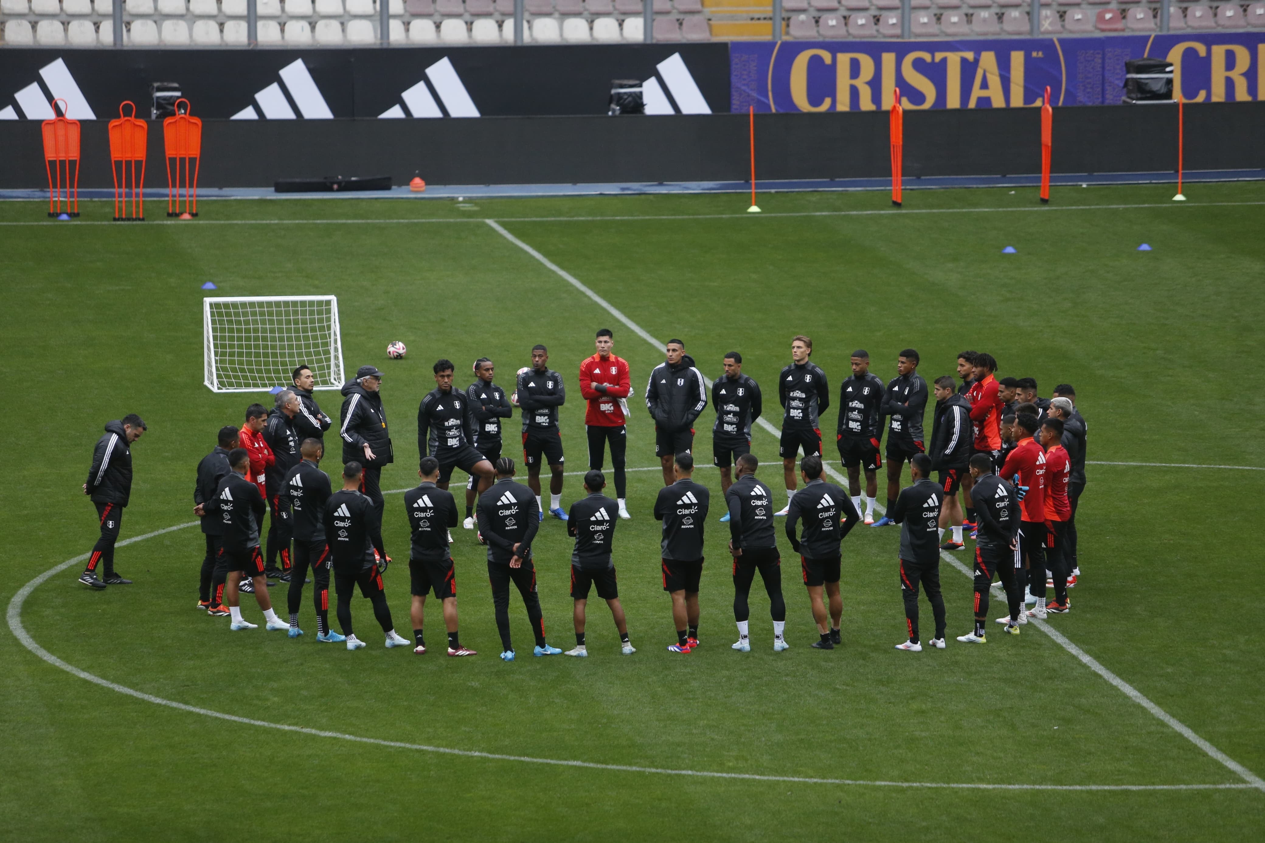 Último entrnamiento de la Selección en el Estadio Nacional antes de enfrentar a su similar de Colombia por las Eliminatorias. (Fotos: Violeta Ayasta / @photo.gec)