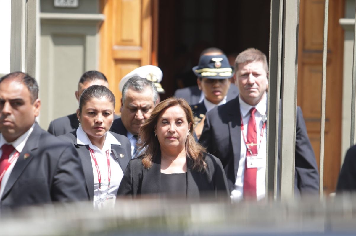 La presidenta de la república Dina Boluarte en la Nunciatura Apostólica, junto a Gustavo Adrianzén y Elmer Schialer. Fotos: Julio Reaño/@photo.gec