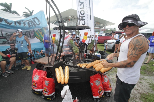 Aficionados vendieron platos típicos de ambos países fuera del Hard Rock Stadium. (Foto: Alan Ramírez /GEC)