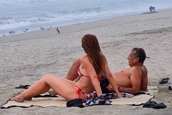 Antauro fue captado disfrutando un día de playa junto con una mujer, que sería su esposa Ina Andrade.