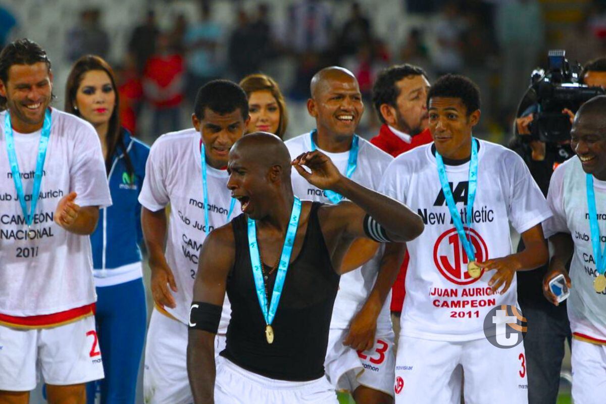 Molina festeja junto a Cuto el campeonato con Juan Aurich en el 2011 (Foto: GEC)