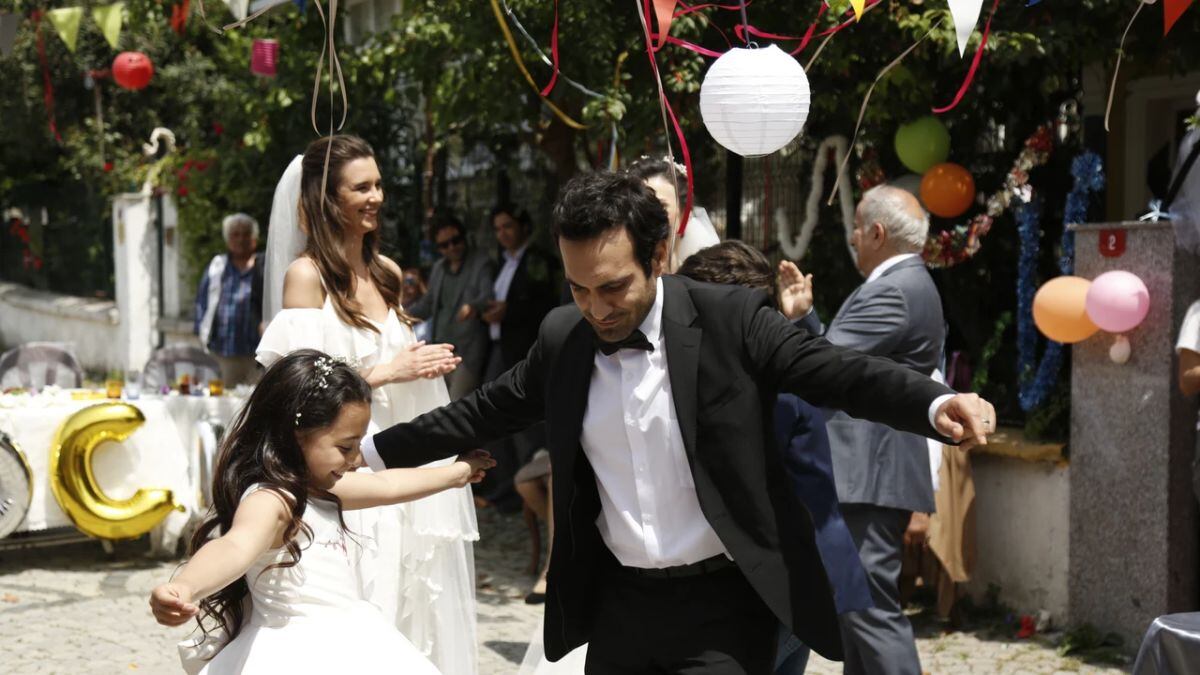 Öykü y Demir bailando (Foto: Med Yapım)