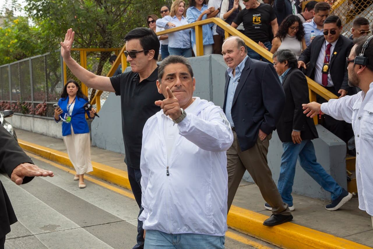Rafael López Aliaga llega a su local de votación, en San Isidro, junto a Carlos Álvarez y Carlos Espá. (Foto: Fernando Sangama / @photo.gec)