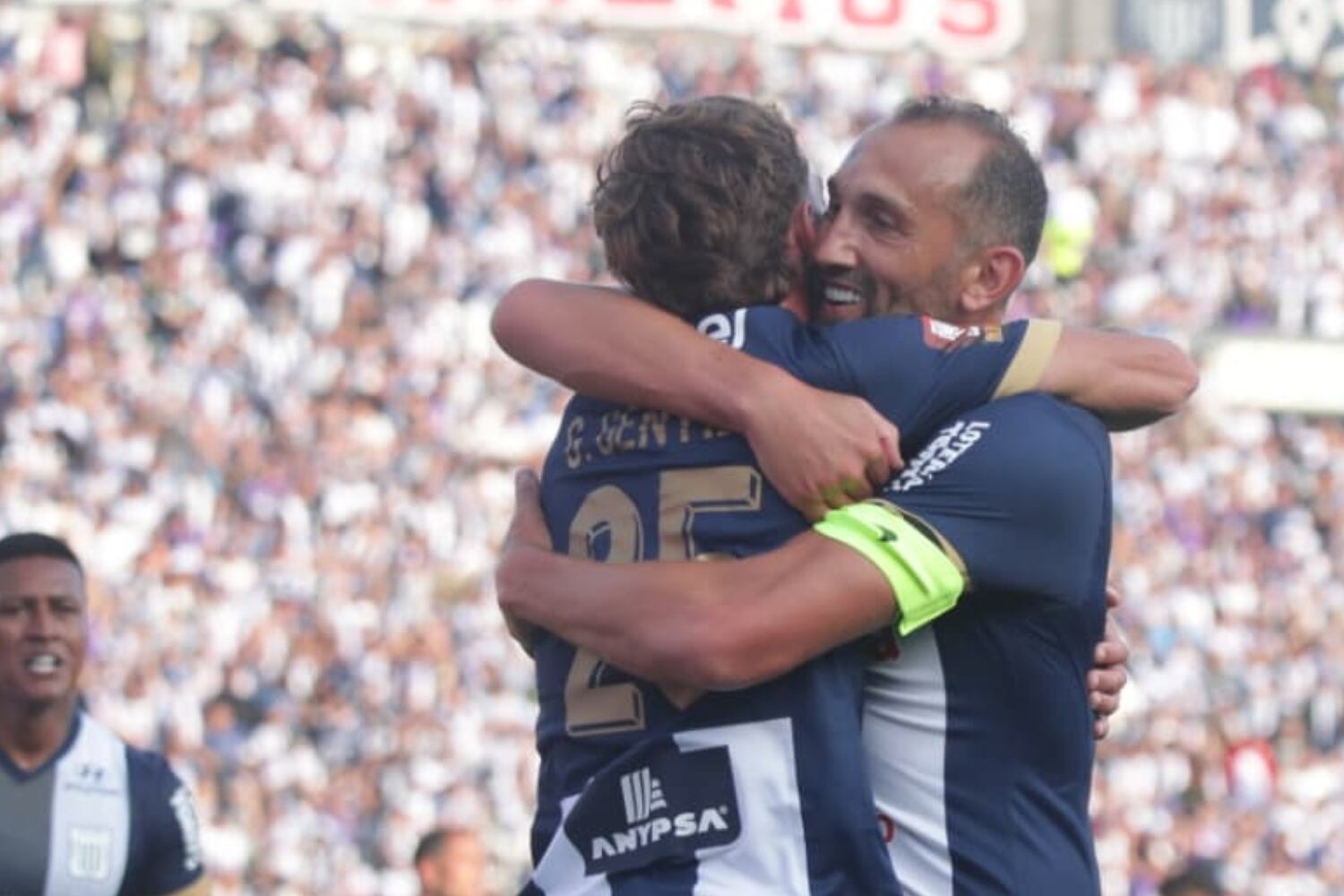 Hernán Barcos jugó en el segundo tiempo y recibió la cinta de capitán de Paolo Guerrero. (Crédito: Jesús Saucedo, GEC).