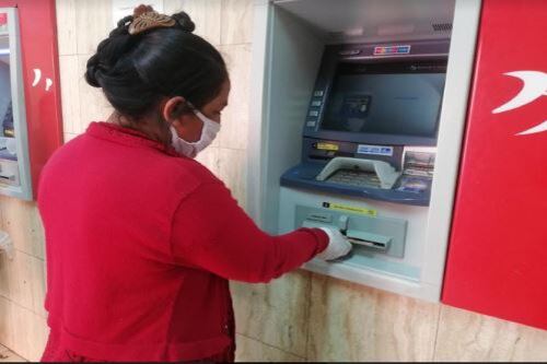 Con la Banca Celular puedes acercarte a cobrar el bono en cualquier cajero o agencia cercana a tu domicilio del Banco de la Nación (Foto: Andina)