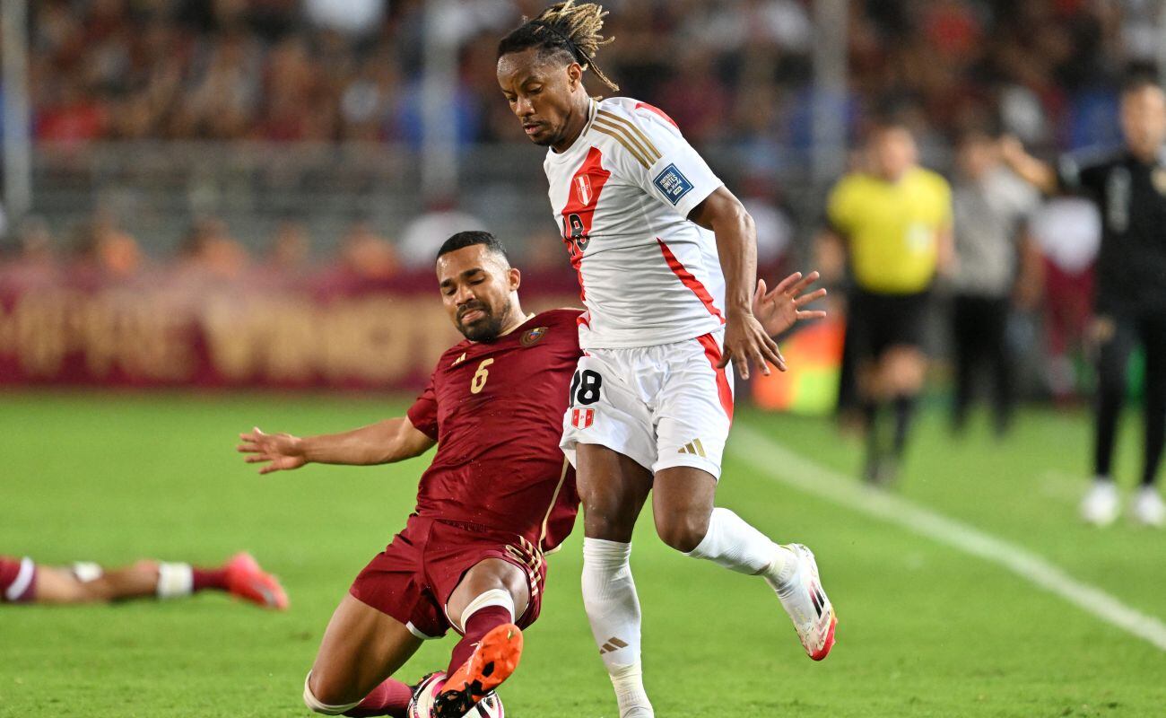 André Carrillo fue el más destacado de Perú en la fecha FIFA. Ante Venezuela dio una asistencia, pero el gol de Reyna se anuló. (Foto: AFP)