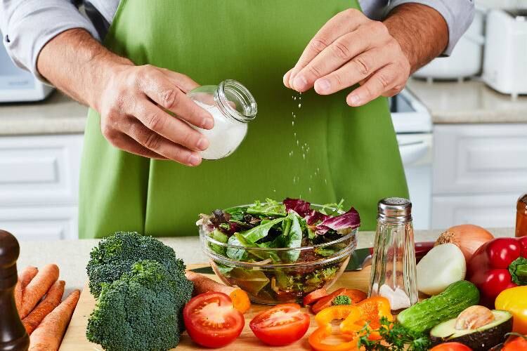 Las proteínas y comidas muy pesadas, no son para nada recomendadas para la última comida del día (Foto: Freepik)