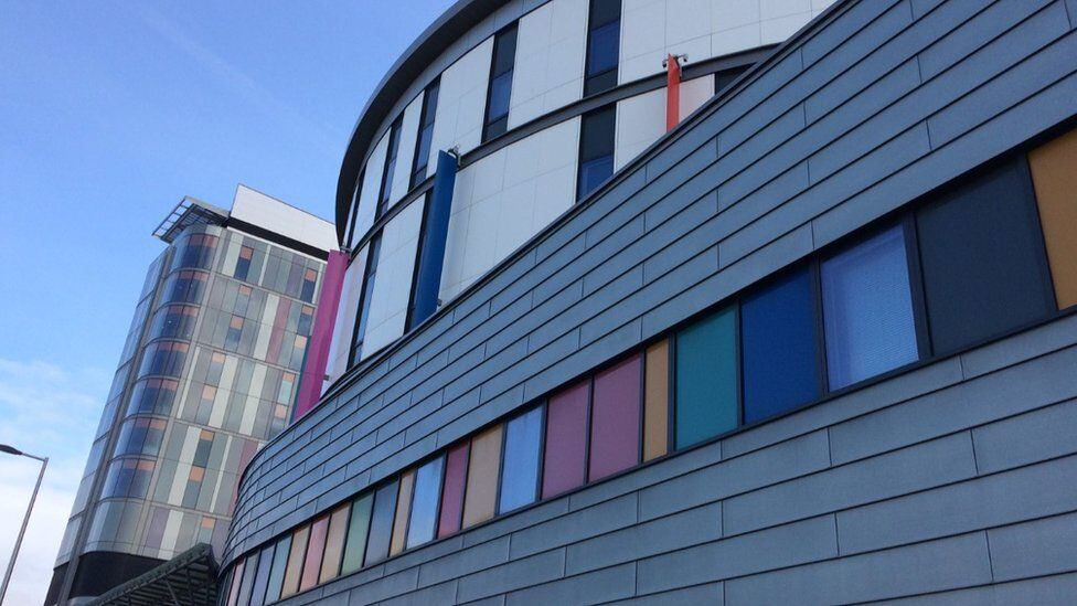 Royal Hospital for Children fue el centro médico donde fue operado el menor. (Foto: Captura/BBC)