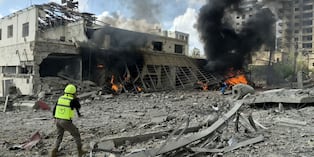Los servicios de emergencia acuden rápidamente al lugar de un ataque aéreo israelí contra el Centro de Seguridad del Estado libanés, en la ciudad de Nabatieh, al sur del Líbano, el 10 de abril de 2026. Foto: Abbas Fakih / AFP