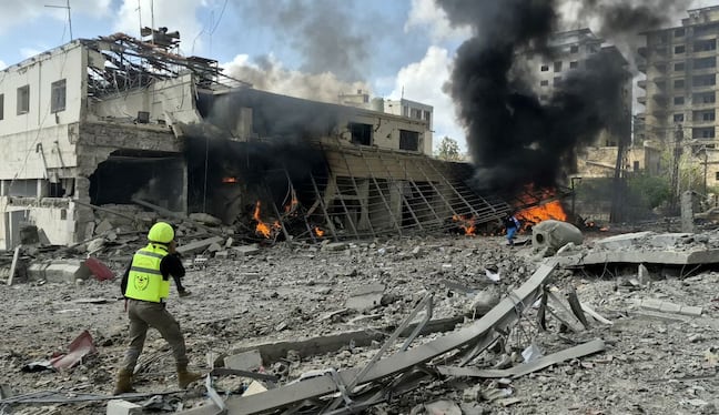 Los servicios de emergencia acuden rápidamente al lugar de un ataque aéreo israelí contra el Centro de Seguridad del Estado libanés, en la ciudad de Nabatieh, al sur del Líbano, el 10 de abril de 2026. Foto: Abbas Fakih / AFP