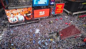 Impresionante banderazo de hinchada argentina en la previa de la final del Mundial ante España