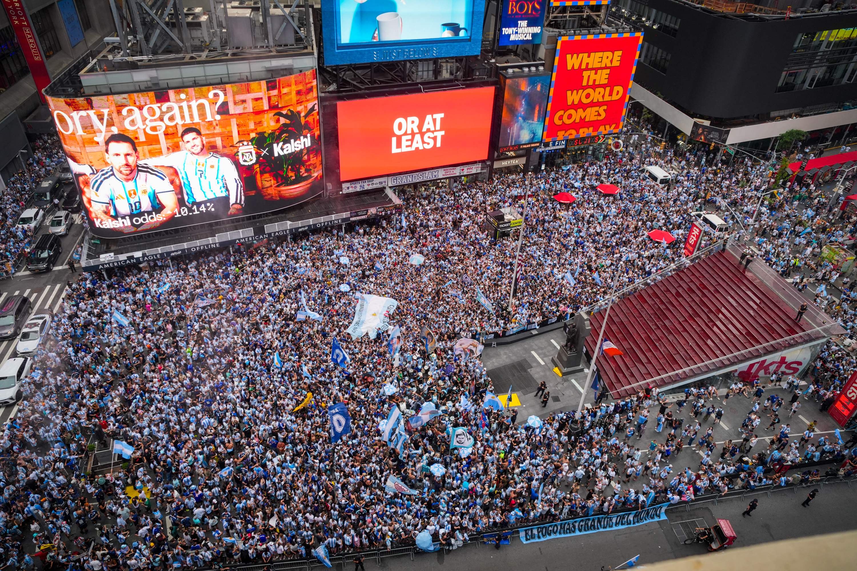 Hinchas viven con gran intensidad la final del Mundial Argentina- España. (AFP)