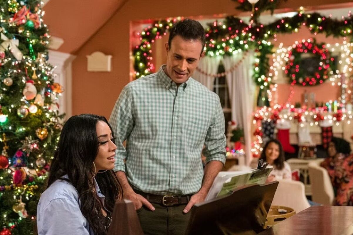 Angelina tocando el piano en la casa de su fan en la película "Navidad contigo" (Foto: Netflix)