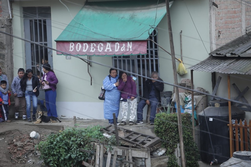 Retiran el cuerpo del menor de cuatro años sepultado dentro de su casa en Comas. Foto: britanie Arroyo/@photo.gec