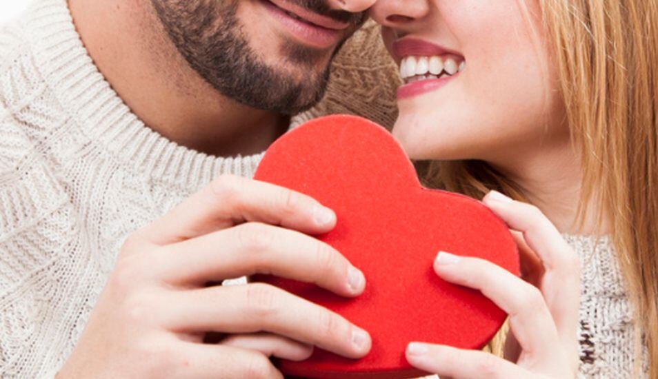 La persona romántica expresa sus sentimientos delante de cualquier persona. (Foto: Freepik)