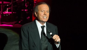 Dos extrabajadoras acusan de agresión sexual a Julio Iglesias