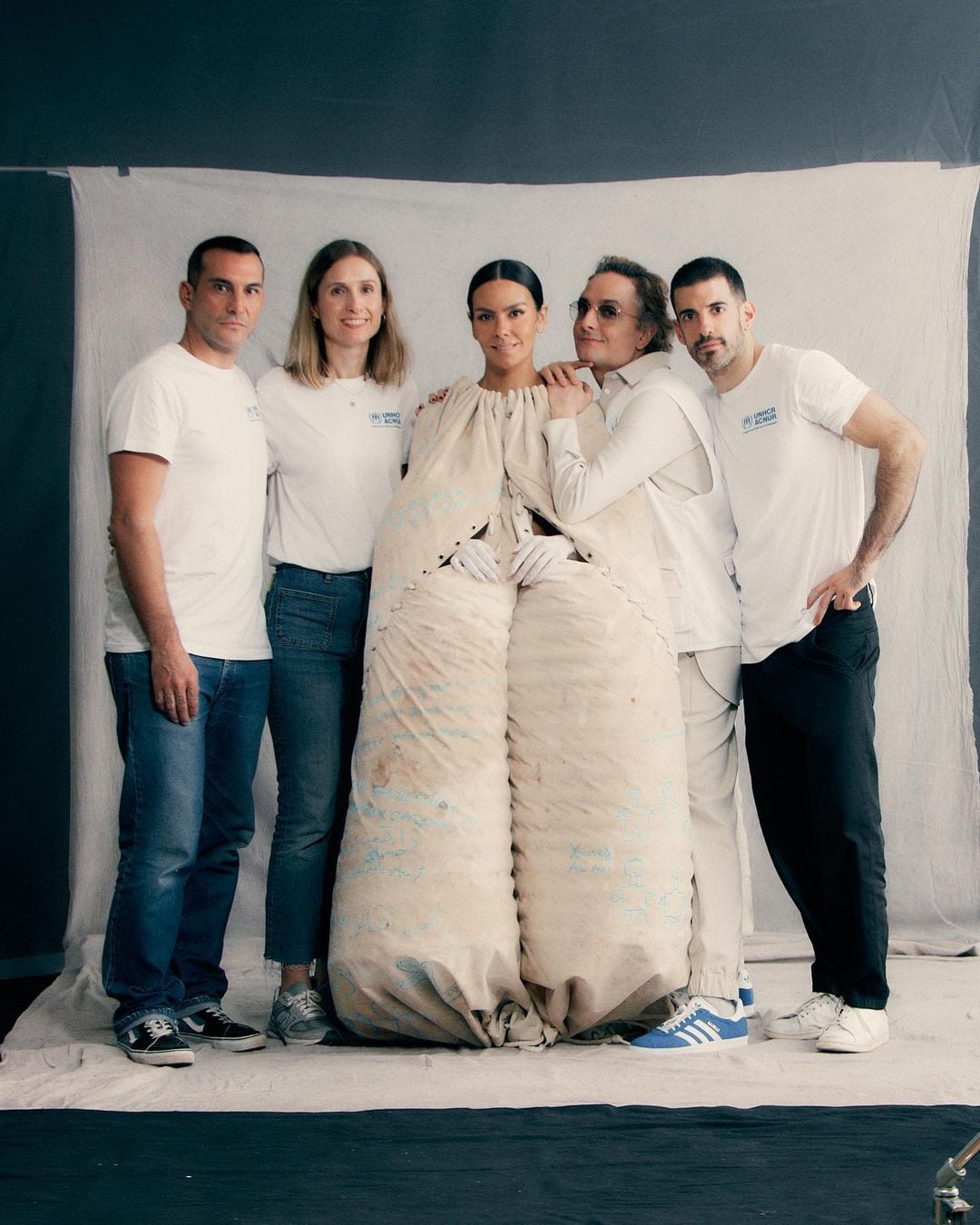 Un trabajo liderado por Josie con la ayuda del diseñador Íñigo Garaizabal, quien estuvo encargado de la capa y falda transparente
(Foto: Cristina Pedroche/ Instagram)