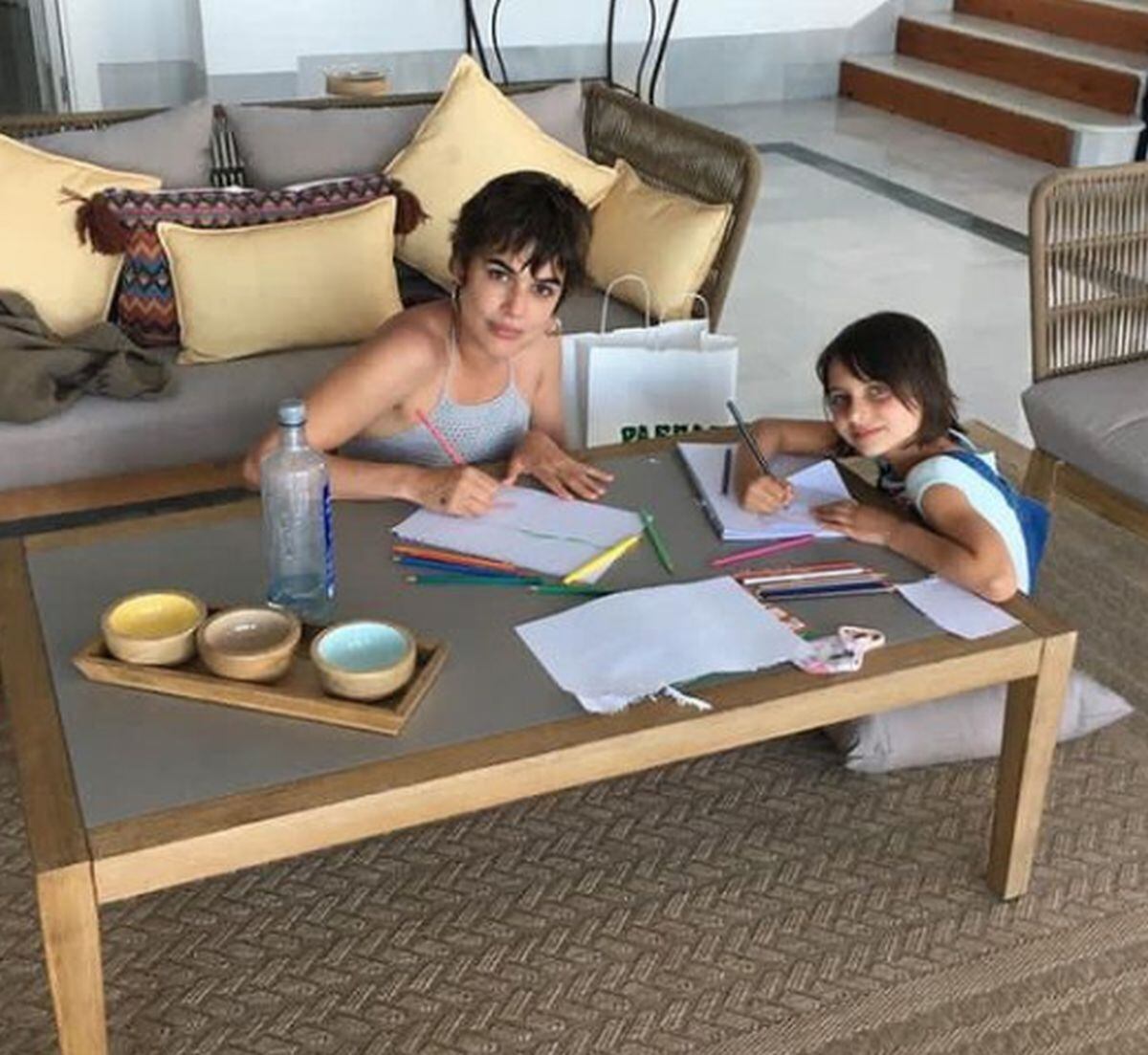 Adriana Ugarte y Cosette Silguero en las grabaciones de la nueva versión española de "Kadin" (Foto: Adriana Ugarte/Instagram)