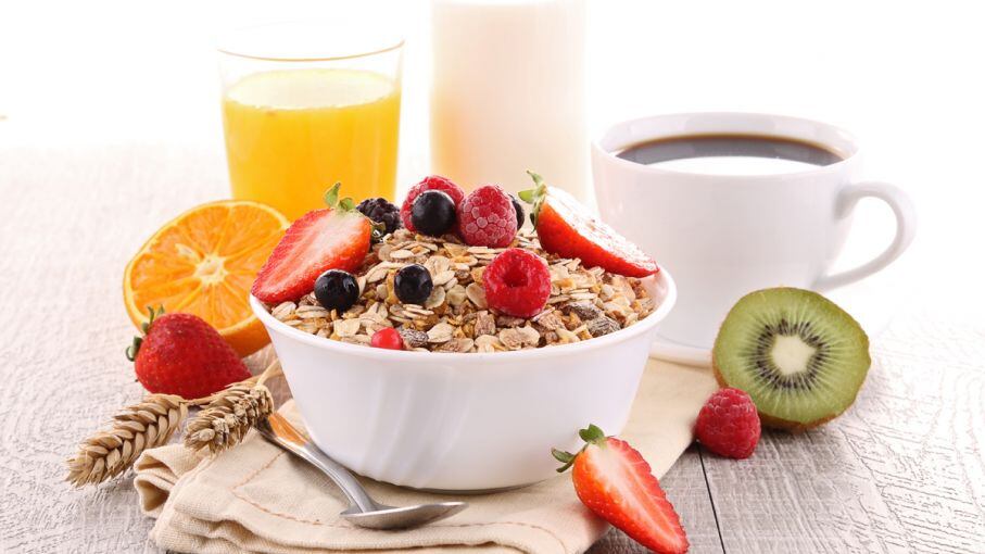 Con la leche fresca podrás obtener la proteína y los arándanos te brindarán la fibra necesaria.