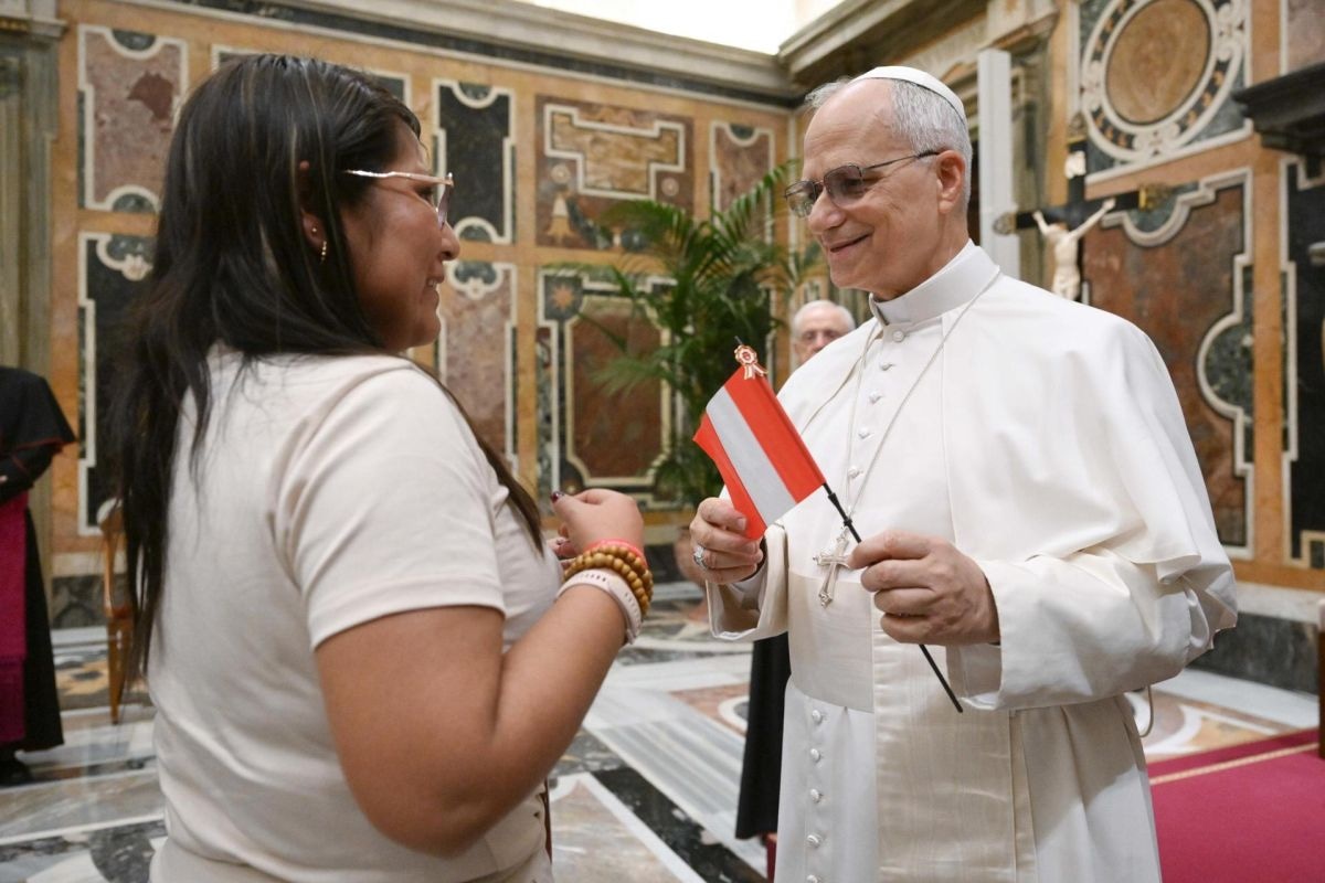El papa León XIV recibió el pasado 28 de julio a una delegación de jóvenes compatriotas, con quienes compartió un momento emotivo recordando el aniversario del Perú. Foto: EFE/EPA/VATICAN MEDIA