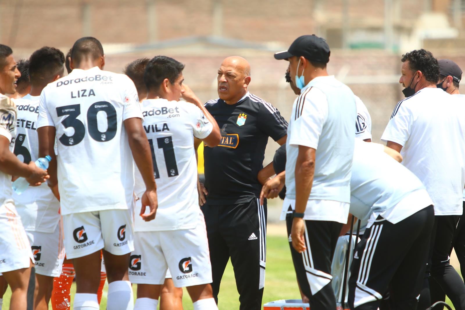Roberto Mosquera con el grupo campeón de Cristal en el 2012 (Foto: GEC)