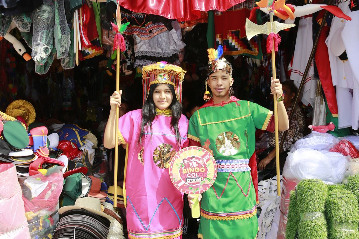 Manco Cápac y Mama Occllo son las opciones que más buscan los padres para las actuaciones de colegios. También se venden muestras de los héroes de la independencia. Foto: Allengino Quintana