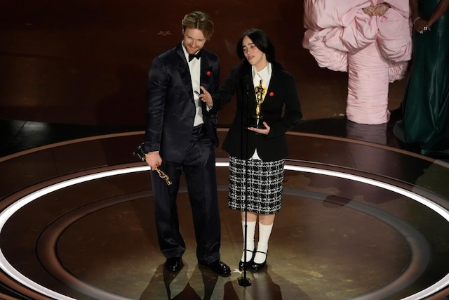 Billie Eilish y su hermano Finneas cantaron "What Was I Made For?" de la banda sonora de "Barbie" en el Oscar 2024. Se llevaron el premio a la Mejor canción original por esta composición.