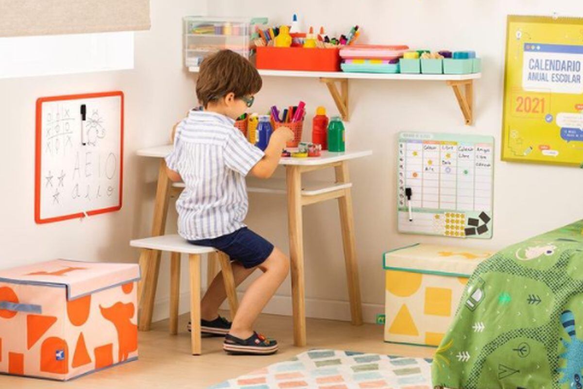 Realizar una planificación de horarios con pizarra o un planner semanal ayuda a mantener una rutina para las clases y momentos de ocio. (Foto: @casaideasperu / Instagram)