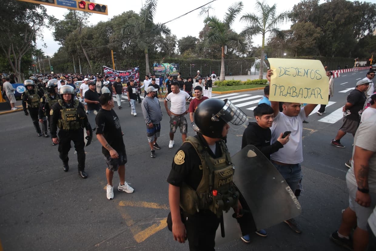Colectiveros se oponen a la implementación del carril bidireccional en la avenida Arequipa. Foto: Jesús Saucedo @photo.gec