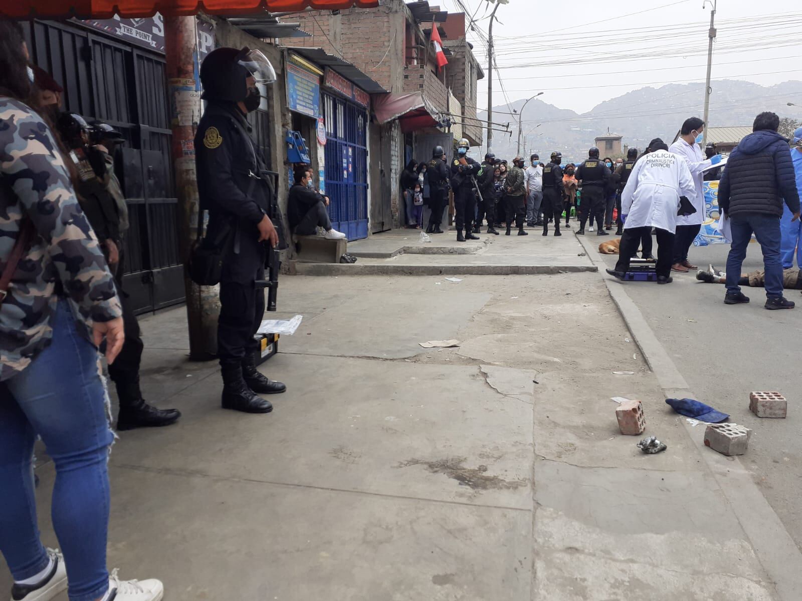 Los hermanos Renzo Ysrael Espejo Salazar (48) y Jesús Martín (46), fueron asesinados a cuchilladas por su amigo Diego Armando Díaz Pantoja (34). que luego escapó. (foto: Mónica Rochabrum/Trome)