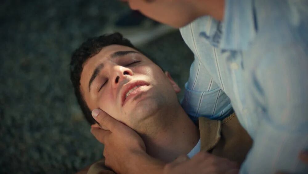 Kadir se desmaya por intoxicación en la telenovela turca "Hermanos" (Foto: NG Medya)