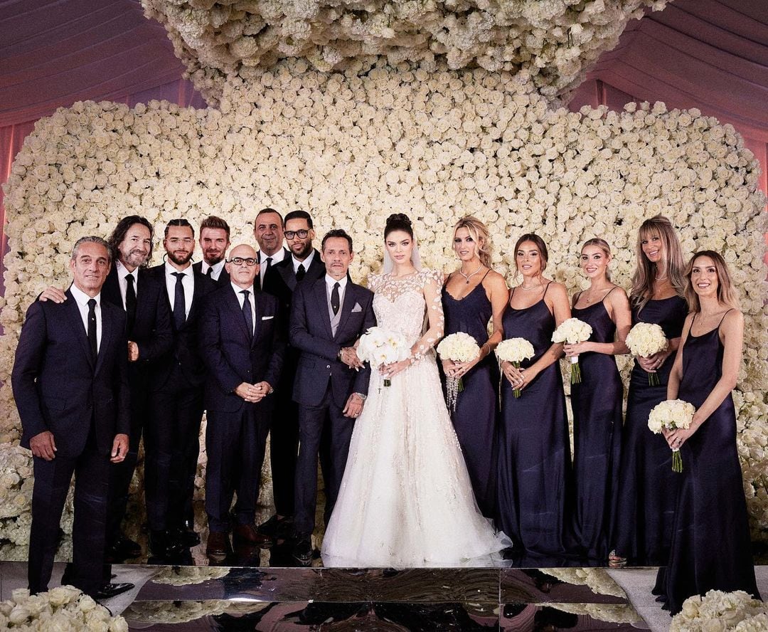 Nadia Ferreira y Marc Anthony en su boda junto a sus amigos (Foto: Nadia Ferreira/Instagram)