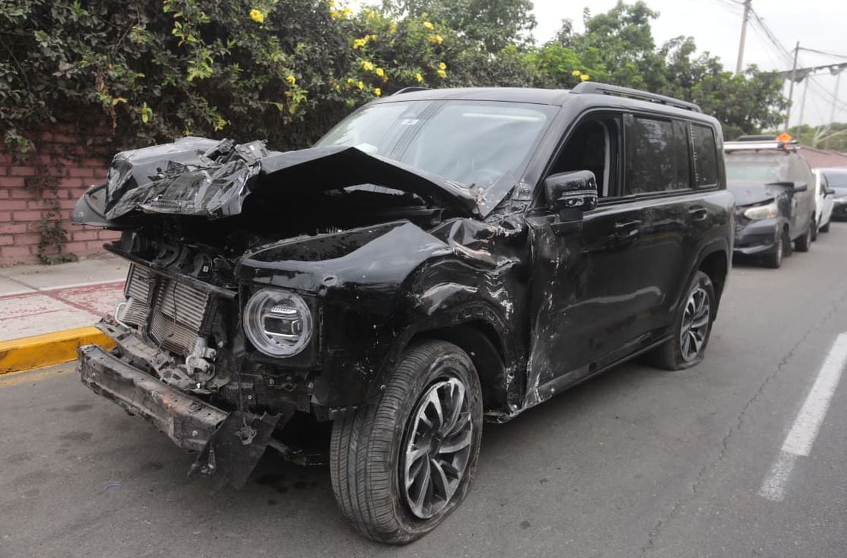 La camioneta de Laura Spoya sufrió graves consecuencias tras el impacto. (Foto: Violeta Ayasta @photo.gec)